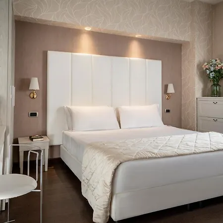 Re Enzo Hotel